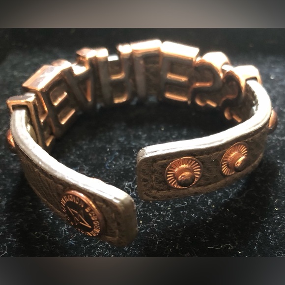 Fashion bracelet with the words  “Fearless”. BCBGeneration bracelet - Picture 3 of 3